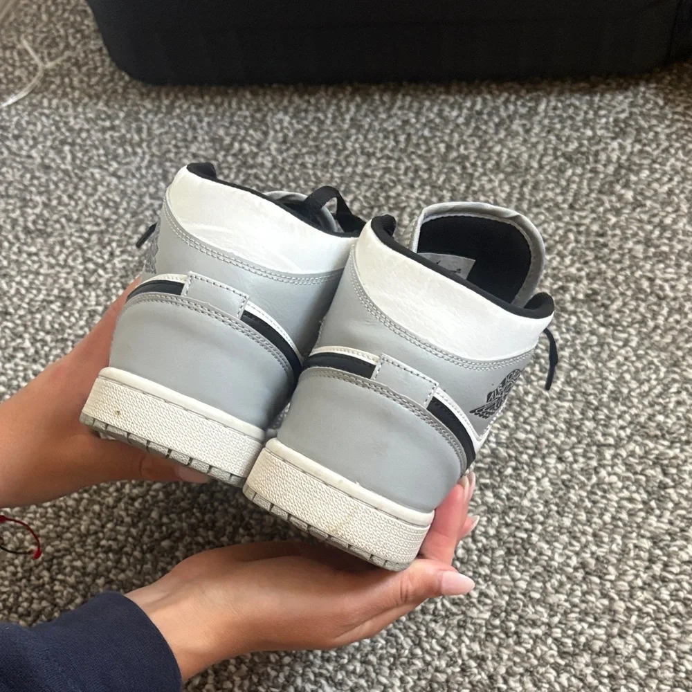 Air Jordan 1 Mid Light Smoke Grey - Picture 6 of 6